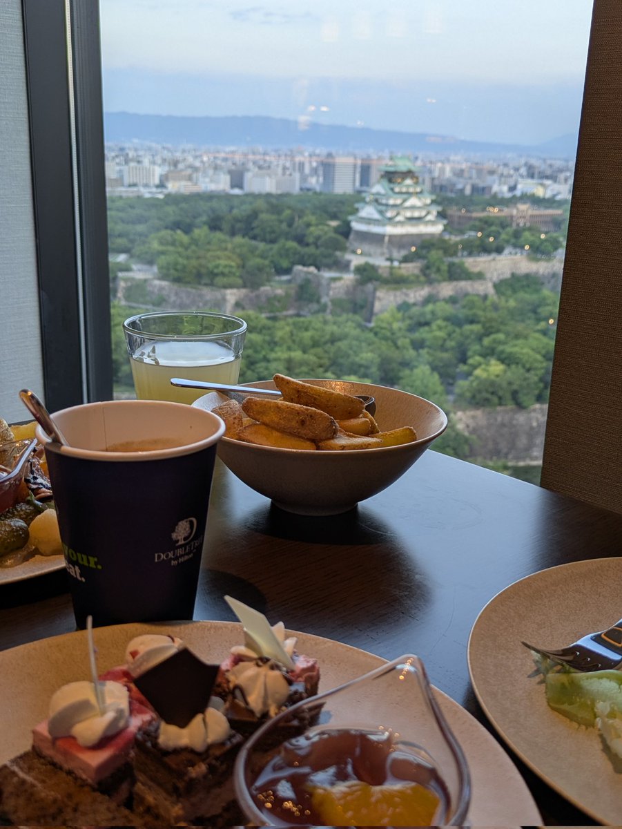 アフタヌーンティーから1時間ちょいしかたってないのに、カクテルタイムでまたラウンジ🦜もはやカクテルタイムというより晩ご飯なラウンジ(笑)
ディルマの紅茶とネスプレッソのコーヒー等、ドリンクも豊富でありがたい😋