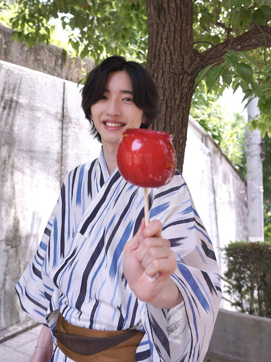 mitchy__728's tweet photo. 道枝くんと一緒に祭りでりんご飴食べた記憶ある https://t.co/KyNASg53RI