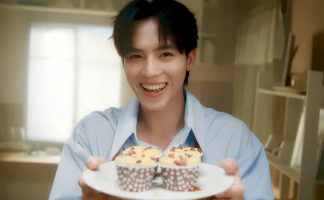 Sodachi171's tweet image. นางเอก MV = JUFJUF 

&amp;gt;&amp;gt; JUFJUF มันผมยาวถึงเชียงรายล่ะ ☺️

FLUKE 1st SINGLE 
#จะให้ไปรักใคร #BetterWithYou
#FlukePongsapat