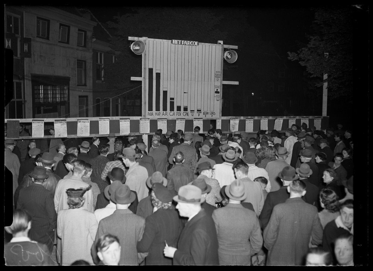 29-09 organiseren we een #lezing in Nieuwspoort, Den Haag, over het herstel van de parlementaire democratie na de #WO2. We blikken terug op een woelige overgangsperiode in 1945 en 1946. Meer info en meld je aan: noord-hollandsarchief.nl/nieuws/nieuwso…