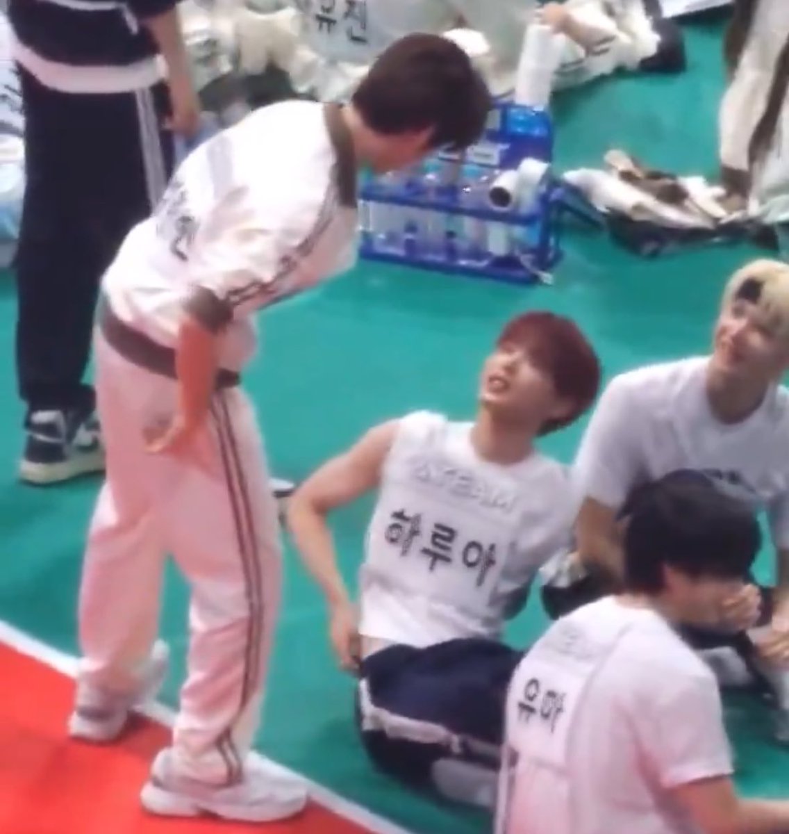 มีคนไปถามฮารุอะ &amp;team ว่าเมื่อวานคุยอะไรกับฮันบิน ฮารุบอกว่าฮันบินเดินมาบอกว่า “ฮารุอะ เห็นก้นหมดเลยอ่ะ” ละฮันบินพูดต่อท้ายว่าเดสึ โคตรตลก 5555555555555566555 แล้วคือเรื่องนี้มันไวรัลมากๆๆ เพราะจริงๆคือฮารุอะตั้งใจ ตอนนั้นเลยตอบฮันบินกลับไปว่า “อ๋อ ตั้งใจคับ” ไม่ไหว 5555555555555