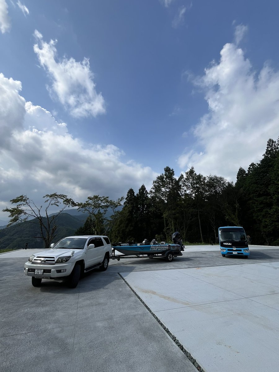 siki7317R's tweet photo. 早明浦ダム上に新しくRVパーク(車中泊型のキャンプ)がオープン予定とのことで、モデル撮影に協力させてもらいました😊
バサーがなるべく地域にお金を落とすことが大切だと思っているので、こうして声をかけてもらえてありがたいです。
ドッグランも併設されていて、うちの愛犬もモデルに初挑戦🐶 https://t.co/0BQfGEvwzg
