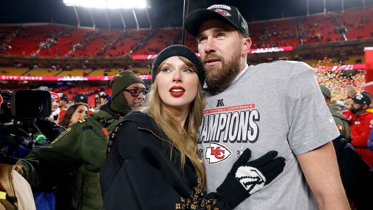 Sahne ışıklarından NFL stadyumlarının coşkusuna uzanan bir aşk hikâyesi… Pop müziğin kraliçesi Taylor Swift ve NFL'in yıldız ismi Travis Kelce, sürpriz bir karşılaşmayla başlayan ilişkileriyle tüm gözleri üzerlerine çekiyor. tmd.yt/g32zf