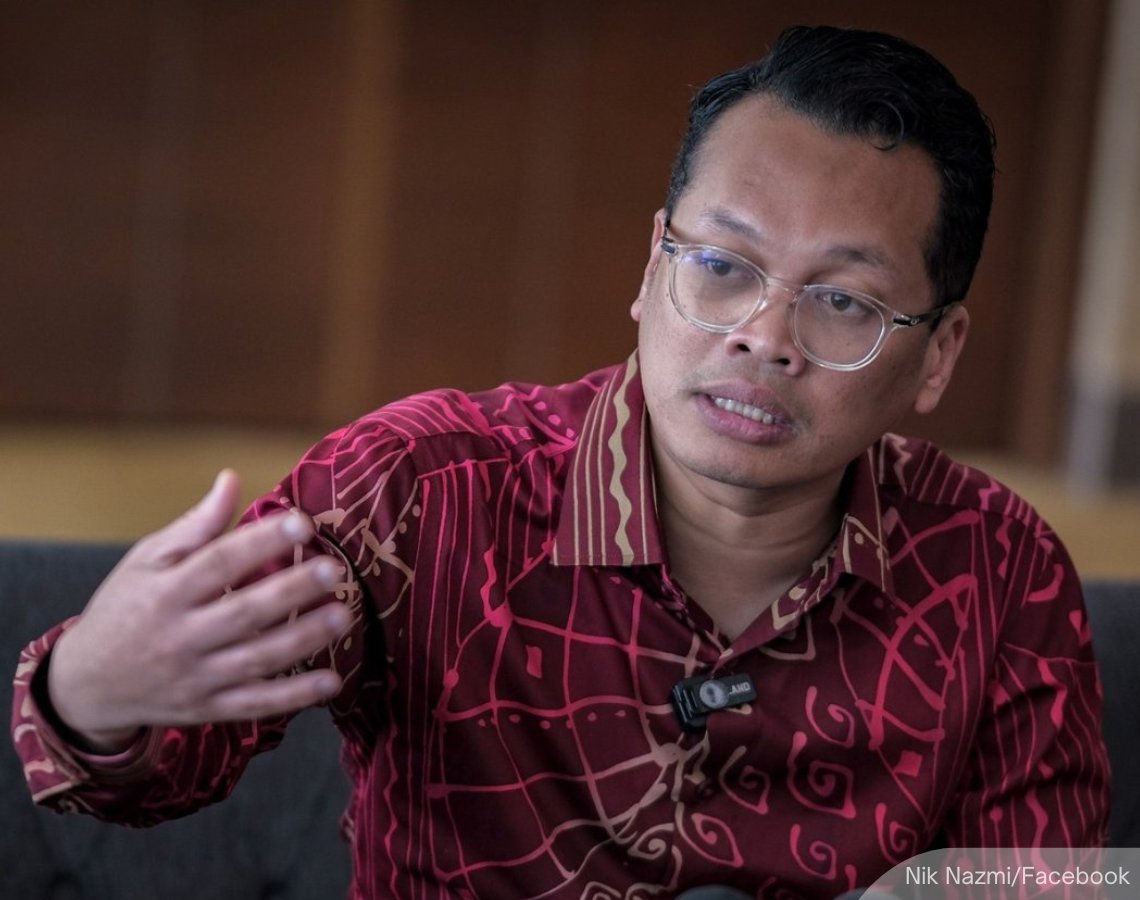 Several government backbenchers are pushing to revive local government elections in Kuala Lumpur to boost accountability and representation.

Setiawangsa MP Nik Nazmi stated that DBKL's current structure grants excessive power to the mayor with little public oversight. 

🧵1