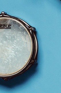 eotteoghano's tweet image. 드러머라고 드럼 같이 배치한거 눈물나게 좋은데 또 실제로 쓰는 드럼이라서 탐에 스틱자국 나있는거 보라고