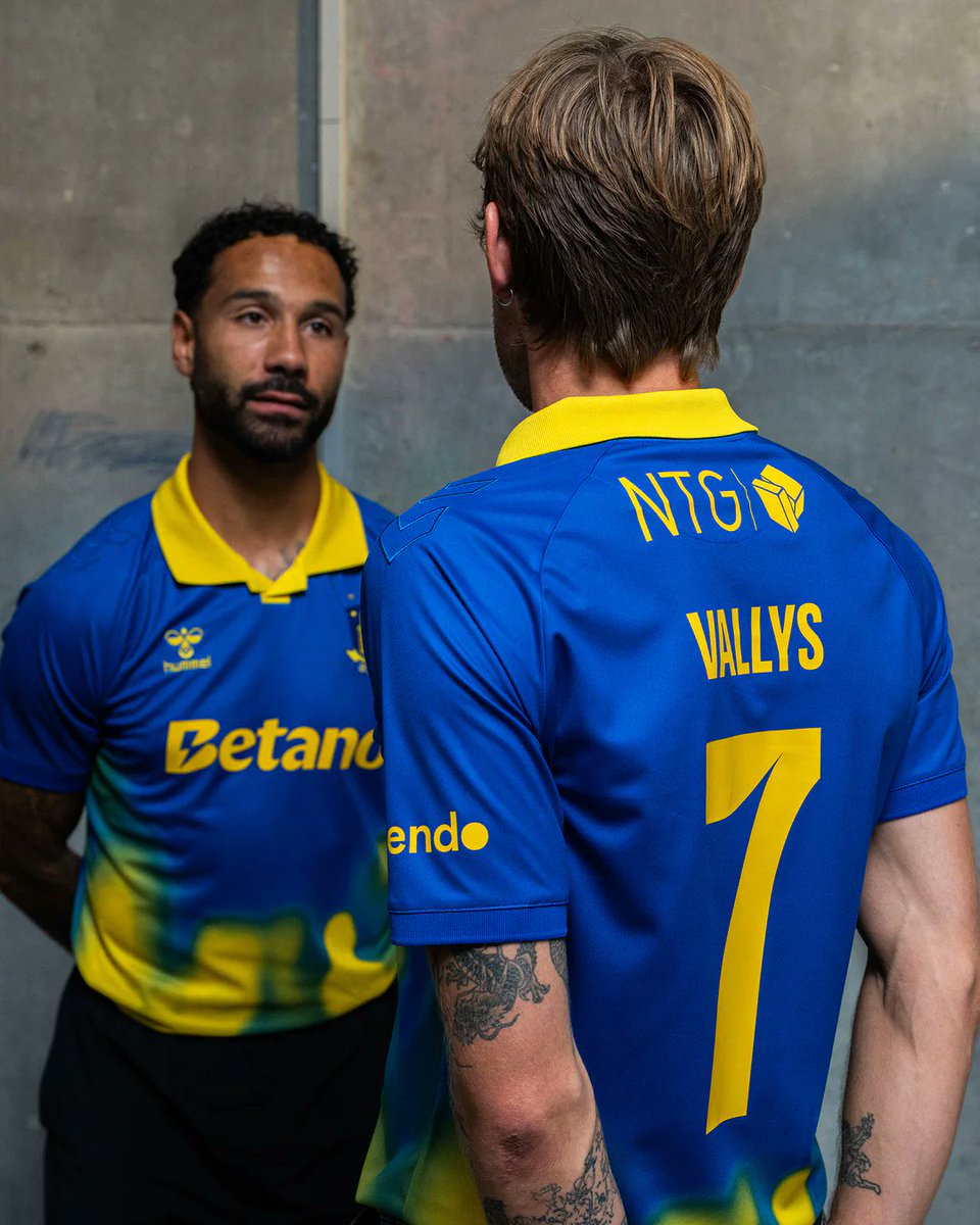 🇩🇰 Brøndby IF 25/26 away kit x Hummel.

A blue look with a layer of yellow that seems to have been spilled accidentally over the shirt.

It was designed in collaboration with former prime minister Helle Thorning-Schmidt and designer Soeren Le Schmidt 🤷

How do you feel about it?
