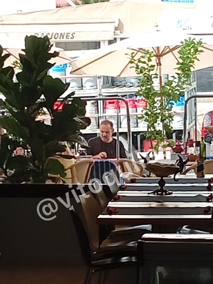 vitoquiles's tweet image. Hablemos del verano de José Luis Ábalos. 

El imputado por corrupción disfruta de una pizza en la costa de San José (Almería) mientras ojea el Marca y se pide un anís. 

Qué barato sale robar en España.