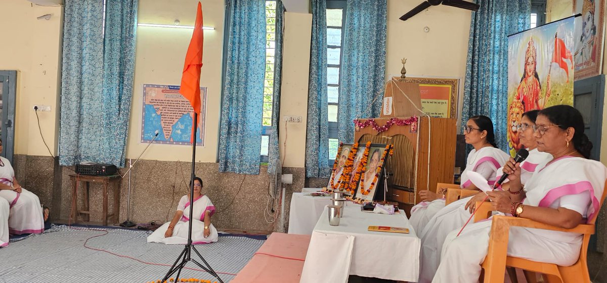 RSSevikaAwadh's tweet photo. राष्ट्र सेविका समिति, अवध प्रांत की बैठक 23-24 अगस्त को लखनऊ स्थित निराला नगर में संपन्न हुई। संगठन विस्तार की योजना के नाते इस अतिमहत्वपूर्ण बैठक में विभिन्न दायित्ववान बहनों ने पूरी ऊर्जा के साथ सहभागिता की। #RashtraSevikaSamiti #RSS #AwadhPrant https://t.co/U9Rf2ETXqF