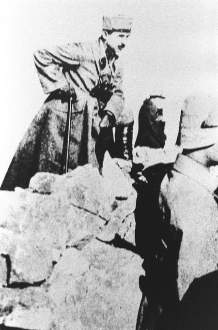 Emniyet'in Büyük Taarruz paylaşımında kullanılan görselin orijinalinde Atatürk yer alıyor. Fakat paylaşılan görselde Atatürk yok. Daha da tuhafı, Atatürk görselden çıkarılırken İnönü unutulmuş.

Belkide onun İnönü olduğunu fark etmediler. Her haliyle tuhaf bir durum.