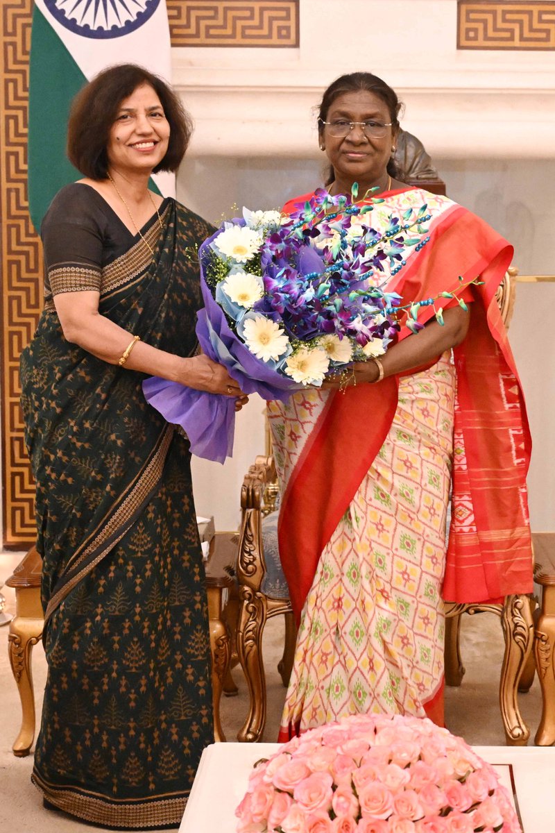 VCOMGAHV's tweet image. विश्वविद्यालय की कुलपति प्रोफेसर कुमुद शर्मा ने सोमवार, 25 अगस्‍त को राष्ट्रपति भवन, नई दिल्ली में महामहिम राष्ट्रपति व विश्वविद्यालय की कुलाध्यक्ष माननीय द्रौपदी मुर्मु से शिष्टाचार भेंट की और उन्हें विश्वविद्यालय की शैक्षणिक, शोध और सांस्कृतिक गतिविधियों की विस्तृत जानकारी दी।