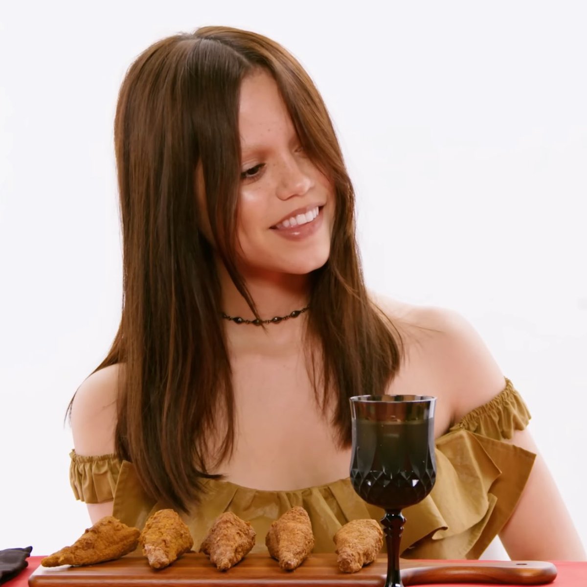 TribalWolfz's tweet photo. Jenna’s thoughts: that’s right eat that wing gorgeous ( not realizing she said that out loud)
Emma : 😳 
Joy: 😮 
Georgie : 😏 
Luis: 😱 https://t.co/uu0m30PdOC
