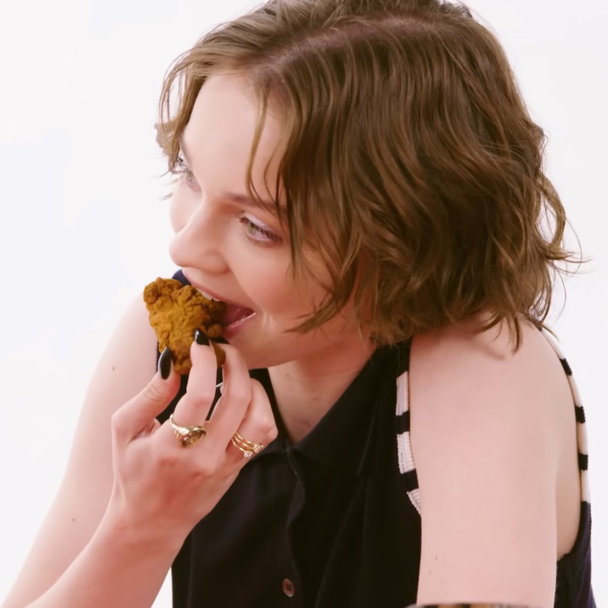 TribalWolfz's tweet photo. Jenna’s thoughts: that’s right eat that wing gorgeous ( not realizing she said that out loud)
Emma : 😳 
Joy: 😮 
Georgie : 😏 
Luis: 😱 https://t.co/uu0m30PdOC