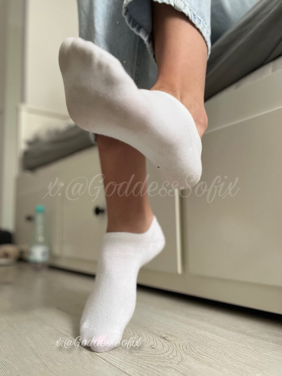 Im bardziej się wpatrujesz, tym głębiej toniesz. Uzależnienie nie boli… dopóki pamiętasz, że należy do mnie.💸🐶

The more you stare, the deeper you sink. Addiction doesn’t hurt… as long as you remember it belongs to me.💸🐶

Findom Femdom