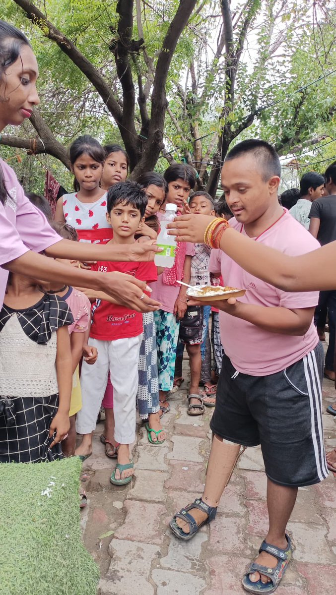 cflct_ngo's tweet image. Serving humanity in memory of Late Shri Mahipal Budhraja Ji 🌸
Rajma Rice &amp;amp; Limca distributed to 400 kids &amp;amp; families | #cflct #humanityfirst #limca #swiggycares #donatenow