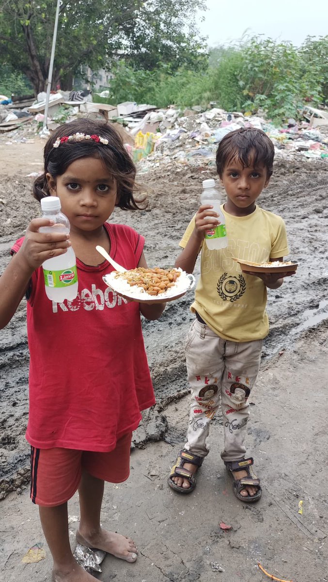 cflct_ngo's tweet image. Serving humanity in memory of Late Shri Mahipal Budhraja Ji 🌸
Rajma Rice &amp;amp; Limca distributed to 400 kids &amp;amp; families | #cflct #humanityfirst #limca #swiggycares #donatenow