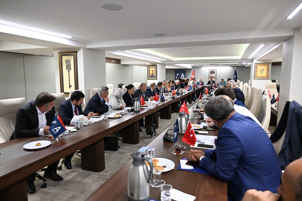 Anahtar Parti Merkez Yönetim Kurulu (MYK) Ağustos ayı olağan toplantısını, Genel Başkanımız Sayın Yavuz Ağıralioğlu’nun başkanlığında Genel Merkezimizde gerçekleştirdik. Toplantımızda aldığımız kararların hem Partimiz hem de aziz milletimizin geleceği için hayırlı olmasını