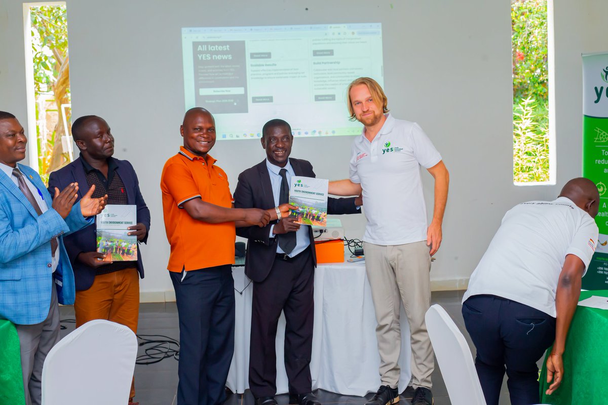 YesBusia tweet media