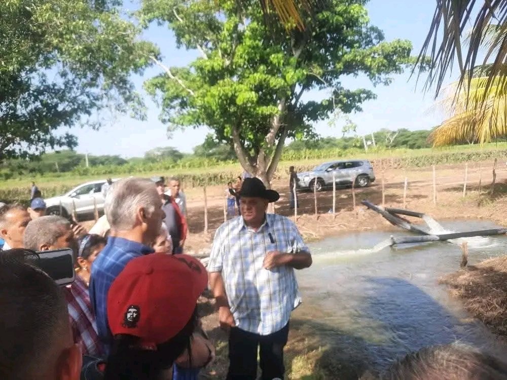 El Primer Secretario del <a href="/PartidoPCC/">Partido Comunista de Cuba</a>  y Presidente de la República, <a href="/DiazCanelB/">Miguel Díaz-Canel Bermúdez</a>  @DíazCanelB, visitó la #ProvinciaGranma este #26Agosto, donde sostuvo un intercambio con el campesino Víctor Ismael "Nene" Armas Labrada y visitó una instalación pecuaria.

Foto: Rafael Traba