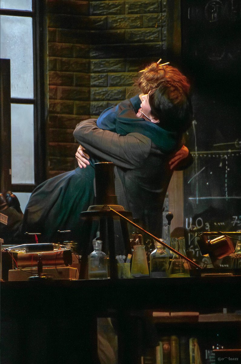 안을때…..                                                               안길때…….