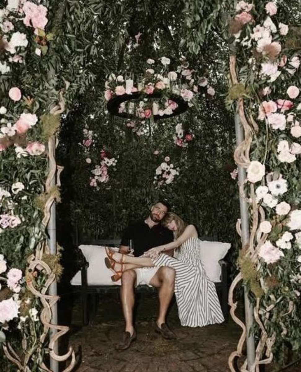 ijustine's tweet photo. I CAN'T BELIEVE TAYLOR AND TRAVIS ENGAGED SAME DAY AS APPLE INVITES WENT OUT. WHAT COULD IT MEAN? 💍🍎 https://t.co/ZrIrD5HYxq