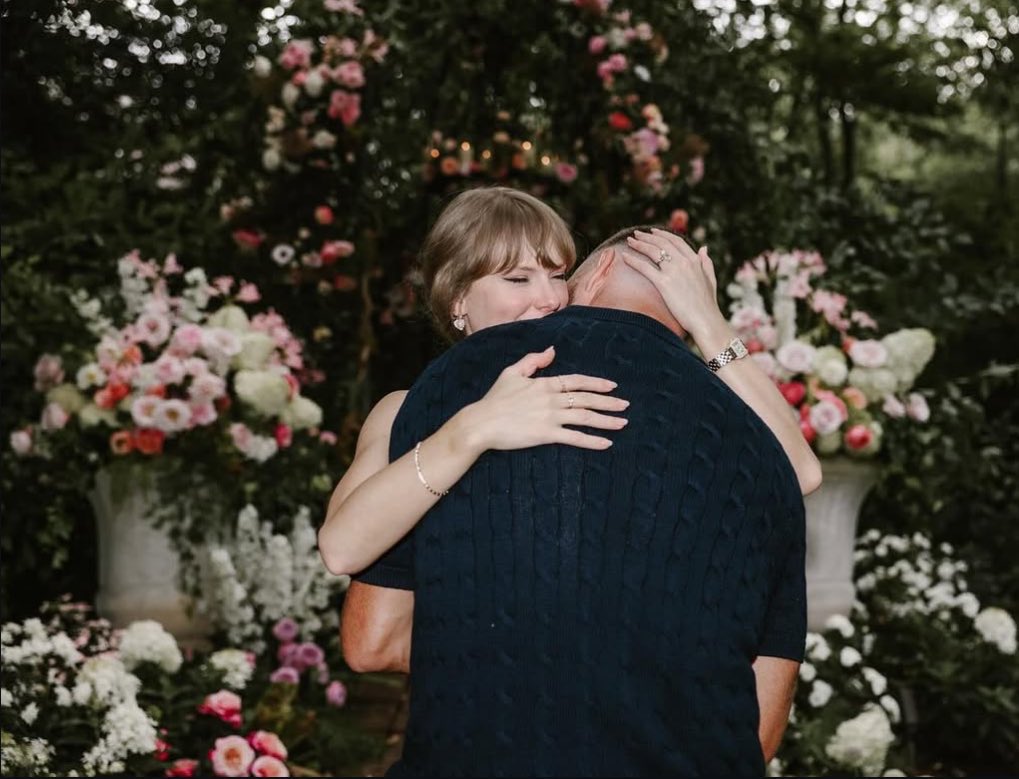 El concepto de Taylor Swift anunciando su casamiento con So High School de fondo 📈📈📈