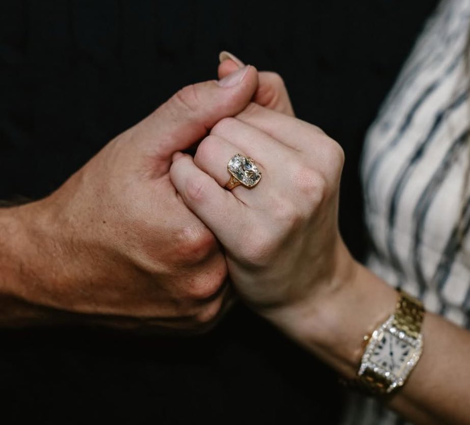 123letsgoswift's tweet image. a ROCK of a ring but it still looks so classy 😭