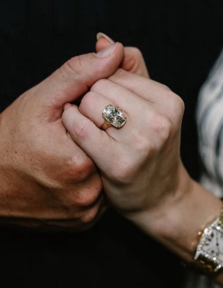 THE RING IS GORGEOUS IM SO HAPPY FOR MY GIRL 😭😭😭😭😭😭😭😭