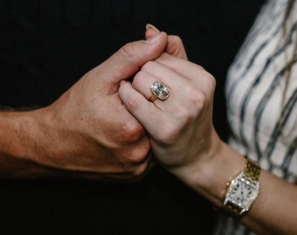 ENFIA OS ANÉIS DE PAPEL NO CUUUU