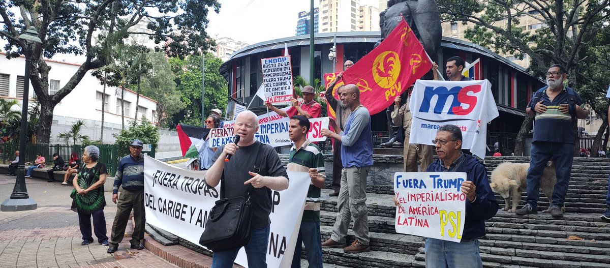 Este #26Agos se realizó una concentración antiimperialista en Caracas por fuerzas de izquierda: ¡Basta de agresión imperialista contra #Venezuela! y ¡Fuera tropas de Trump del Mar Caribe! Denunciaron el rol cómplice de María Corina, así como la represión de Maduro al pueblo.