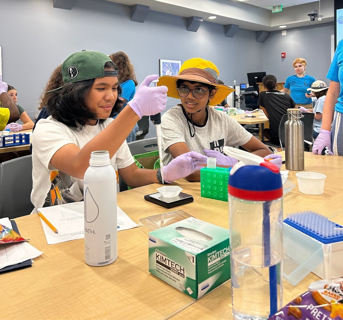 oceangenome's tweet image. Perfect pipetting:
A fun and educational activity from OGL’s Coastal Ocean Science Academy (COSA) workshop where middle and high school students learned to apply their scientific skills with the outreach team @NUMarSci 🧪
#ScienceEducation #Pipette #Outreach