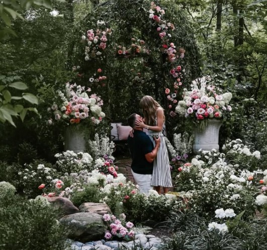 Taylor and Travis are engaged we never loseee