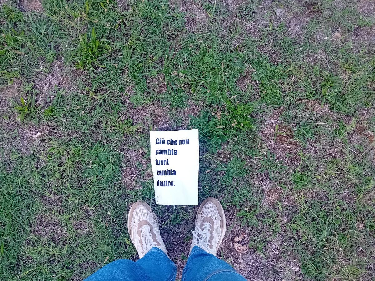 Camminando a caso ho trovato questo per terra.
Secondo me parla di carboidrati.