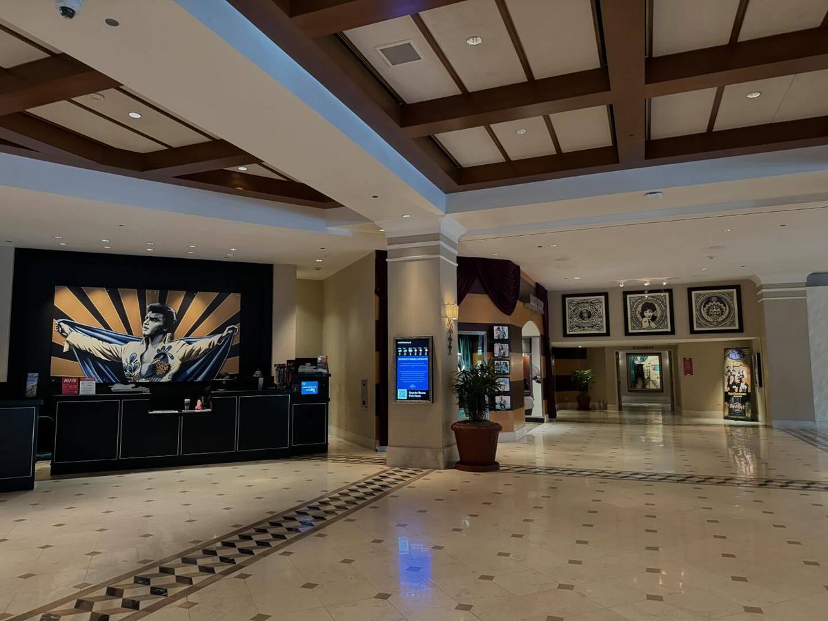 The Hard Rock Hotel lobby isn't complete without all our memorabilia! 🎸✨ Who's your favorite artist to check out when you're checking in? 🤔 

📸: @soyvanrivas