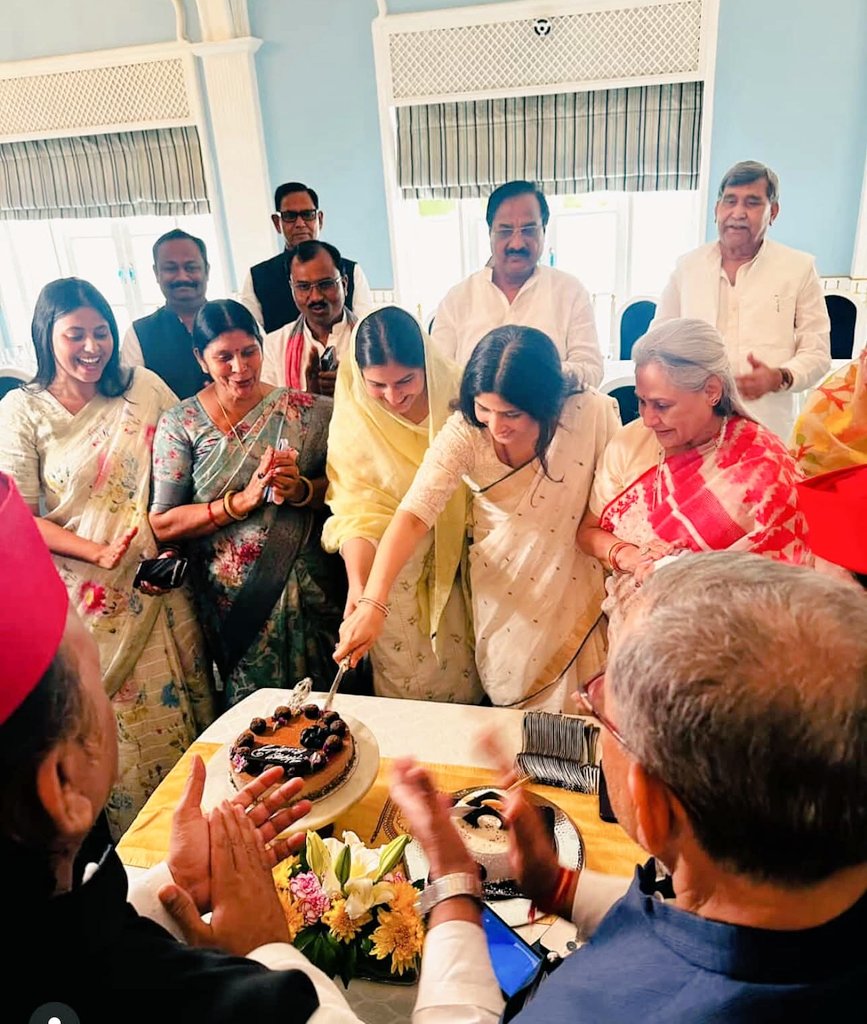 IqraMunawwar_'s tweet photo. आज मेरे जन्मदिवस के अवसर पर लखनऊ में माननीय राष्ट्रीय अध्यक्ष आदरणीय श्री अखिलेश यादव जी एवं पार्टी के सभी सम्मानित सांसदों एवं नेताओं द्वारा जो स्नेह, आशीर्वाद और प्यार मुझे मिला, उसके लिए मैं हृदय से आभार व्यक्त करती हूं।
आपका यह विश्वास ही मेरी सबसे बड़ी पूंजी है, जो मुझे समाज और जनता की सेवा के लिए और अधिक समर्पित रहने की प्रेरणा देता है।
आप सभी का स्नेह और आशीर्वाद यूं ही बना रहे, मैं खुदा से यही कामना करती हूं।

#IqraHasan