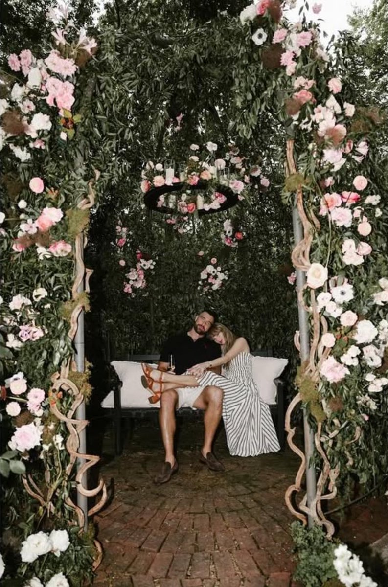 taylor swift and travis kelce got some of the most beautiful engagement photos
