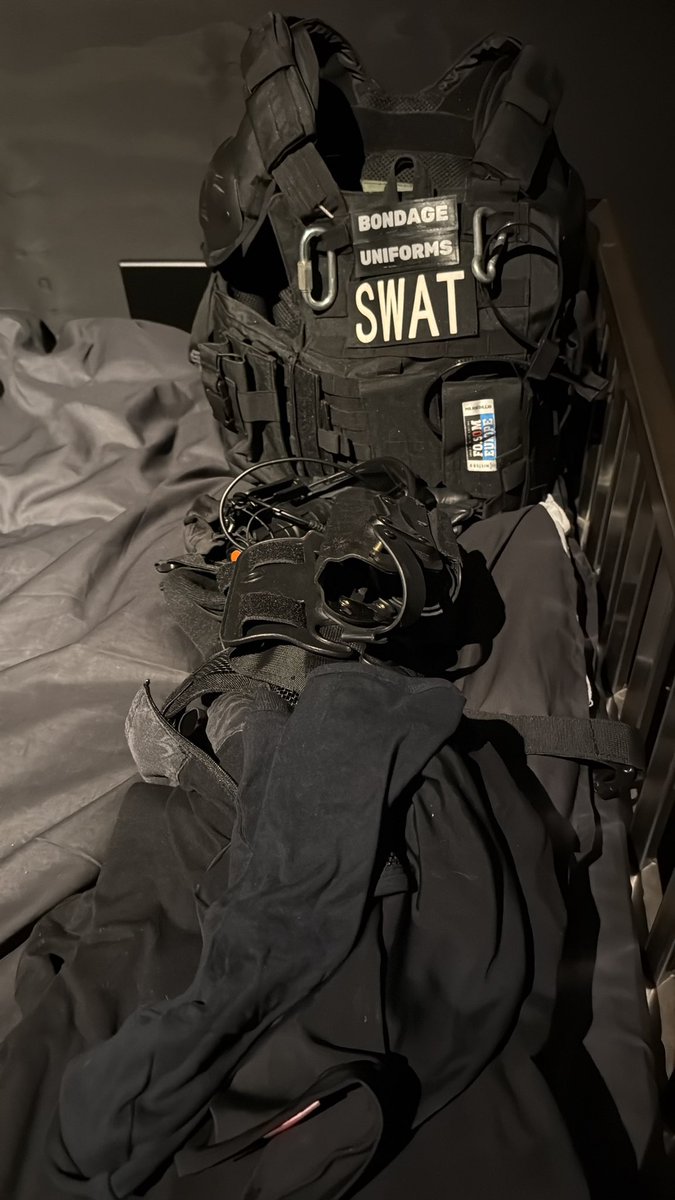 Packing for Folsom is always a struggle.
Now, will five neck chains and eight pair of cuffs be enough for all you cheeky boys? I guess we’ll find out
⛓️⛓️⛓️⛓️⛓️⛓️⛓️⛓️⛓️