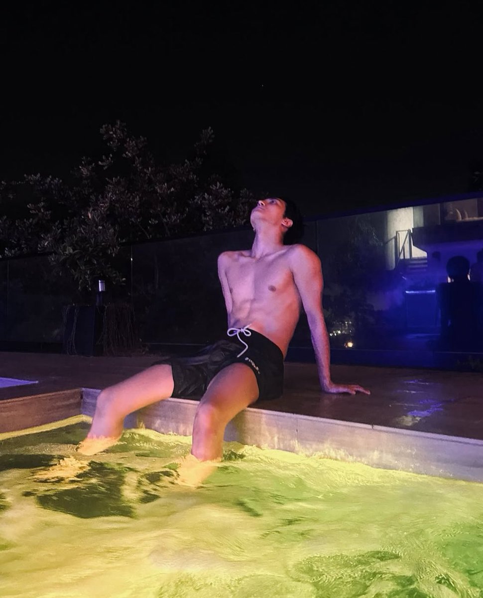 nomamen seonghwa no puede ser tan madre, tan dual, tan fem y luego masc, tan todo, like no es normal que yo exista en la misma realidad que seonghwa, él es una estrella bajada del mismo pinche cielo y yo ni termino de agarrar forma.