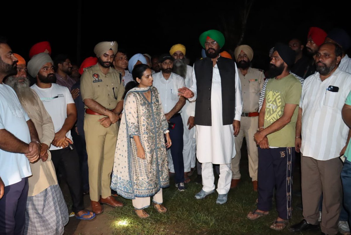 Deputy Commissioner Amritsar (@dc_amritsar) on Twitter photo ਅੱਜ ਹਲਕਾ ਅਜਨਾਲਾ ਵਿੱਚ ਪੈਂਦੇ ਪਿੰਡ ਘੋਨੇ ਵਾਲ ਵਿਖੇ ਵਿਧਾਇਕ <a href="/KuldeepSinghAAP/">Kuldeep Singh Dhaliwal</a> ਨਾਲ ਹੜਾਂ ਦੀ ਸਥਿਤੀ ਦਾ ਜਾਇਜ਼ਾ ਲਿੱਤਾ। ਲੋਕਾਂ ਨੂੰ ਅਪੀਲ ਕੀਤੀ ਕਿ ਘਬਰਾਉਣ ਦੀ ਕੋਈ ਲੋੜ ਨਹੀਂ ਸਾਰਾ ਪ੍ਰਸ਼ਾਸਨ ਤੁਹਾਡੇ ਨਾਲ ਹੈ ਅਤੇ ਪ੍ਰਸ਼ਾਸਨ ਦੁਆਰਾ ਦਿੱਤੀਆਂ ਗਈਆਂ ਹਦਾਇਤਾਂ ਦੀ ਪਾਲਣਾ ਨੂੰ ਯਕੀਨੀ ਬਣਾਉਣ ਦੇ ਨਿਰਦੇਸ਼ ਦਿੱਤੇ। <a href="/PbGovtIndia/">Government of Punjab</a> ਅੱਜ ਹਲਕਾ ਅਜਨਾਲਾ ਵਿੱਚ ਪੈਂਦੇ ਪਿੰਡ ਘੋਨੇ ਵਾਲ ਵਿਖੇ ਵਿਧਾਇਕ <a href="/KuldeepSinghAAP/">Kuldeep Singh Dhaliwal</a> ਨਾਲ ਹੜਾਂ ਦੀ ਸਥਿਤੀ ਦਾ ਜਾਇਜ਼ਾ ਲਿੱਤਾ। ਲੋਕਾਂ ਨੂੰ ਅਪੀਲ ਕੀਤੀ ਕਿ ਘਬਰਾਉਣ ਦੀ ਕੋਈ ਲੋੜ ਨਹੀਂ ਸਾਰਾ ਪ੍ਰਸ਼ਾਸਨ ਤੁਹਾਡੇ ਨਾਲ ਹੈ ਅਤੇ ਪ੍ਰਸ਼ਾਸਨ ਦੁਆਰਾ ਦਿੱਤੀਆਂ ਗਈਆਂ ਹਦਾਇਤਾਂ ਦੀ ਪਾਲਣਾ ਨੂੰ ਯਕੀਨੀ ਬਣਾਉਣ ਦੇ ਨਿਰਦੇਸ਼ ਦਿੱਤੇ। <a href="/PbGovtIndia/">Government of Punjab</a>