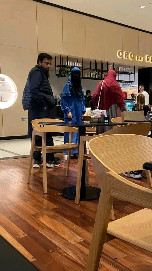 Si cualquiera de nosotros quiere entrar de gorro o lentes les i.piden ha ello. Entonces porqué  se admite esto? Acá  las reglas y costumbres son iguales para todos!.... o no? El progresismo woke al mango!