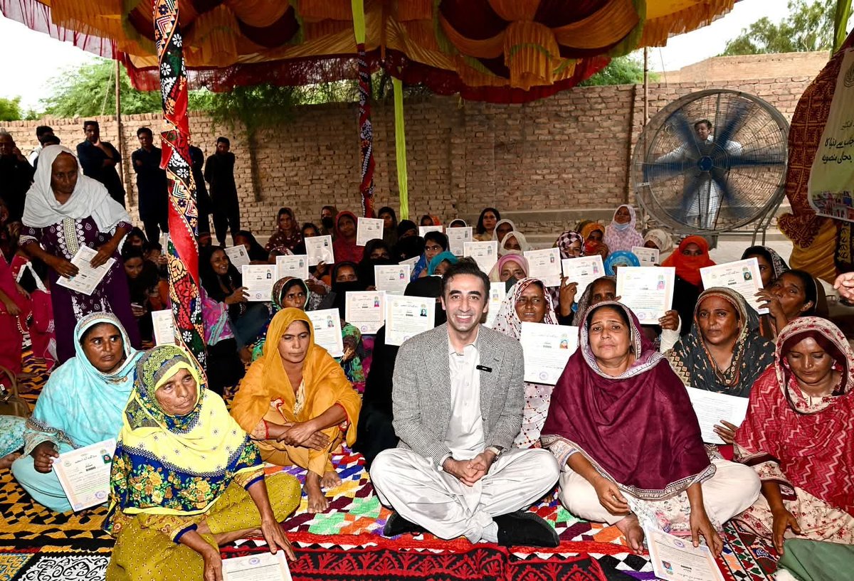 AZHAR HUSSAIN TURK (@azharhussaiturk) on Twitter photo کوئی ایک ایسا لیڈر پاکستان میں جو بلاول بھٹو زرداری کی طرح عوام دوست ہو ۔۔۔۔۔؟
<a href="/BBhuttoZardari/">Bilawal Bhutto Zardari</a> کوئی ایک ایسا لیڈر پاکستان میں جو بلاول بھٹو زرداری کی طرح عوام دوست ہو ۔۔۔۔۔؟
<a href="/BBhuttoZardari/">Bilawal Bhutto Zardari</a>