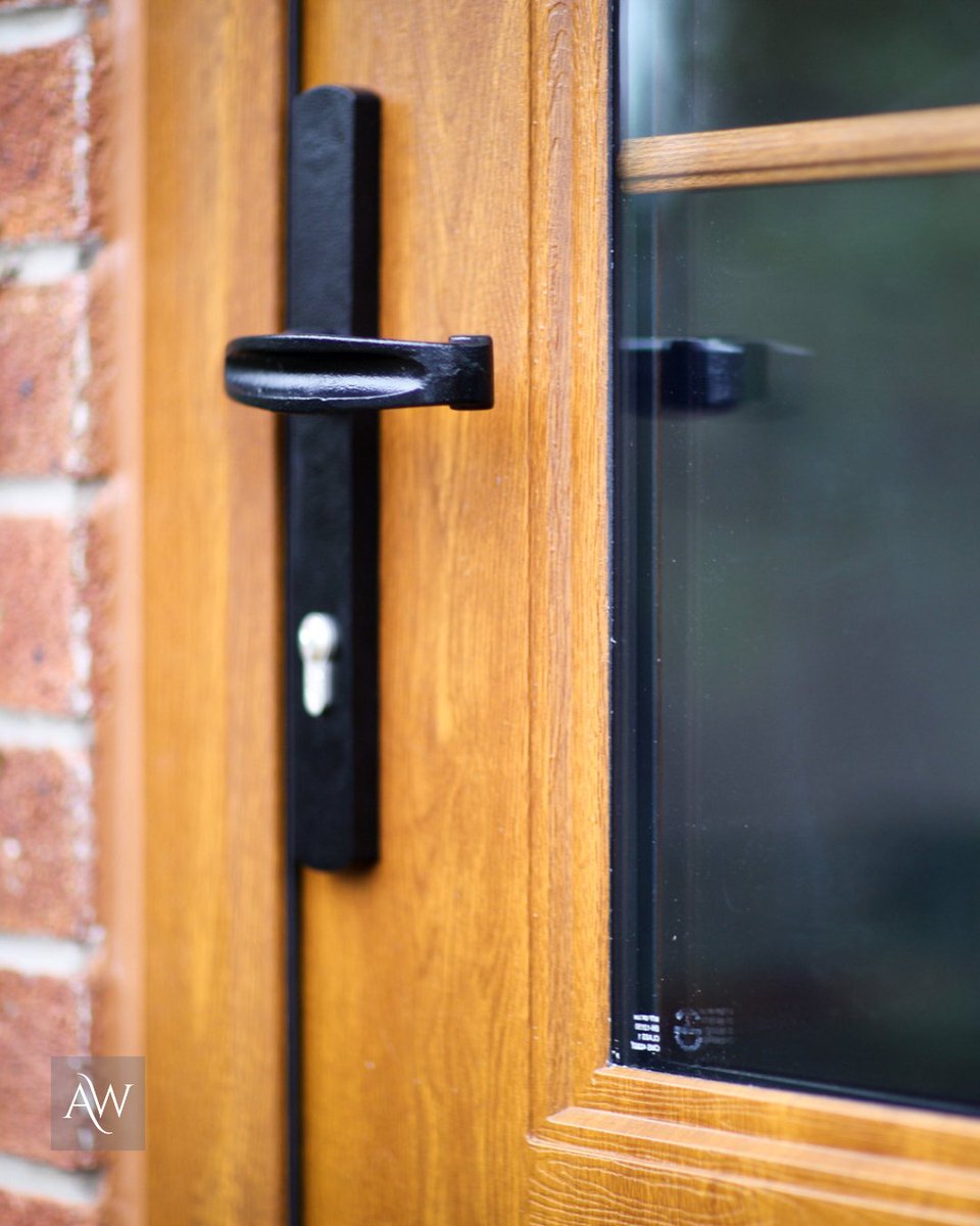 We had the pleasure of installing this golden oak Rockdoor stable door - complete with Georgian bar detail, low aluminium threshold and classic wrought iron handle.

📍 Proudly Installed in Wilmslow
📸 Rockdoor | Stable View Light | Golden Oak  | Wrought Iron Arched Leaver Handle