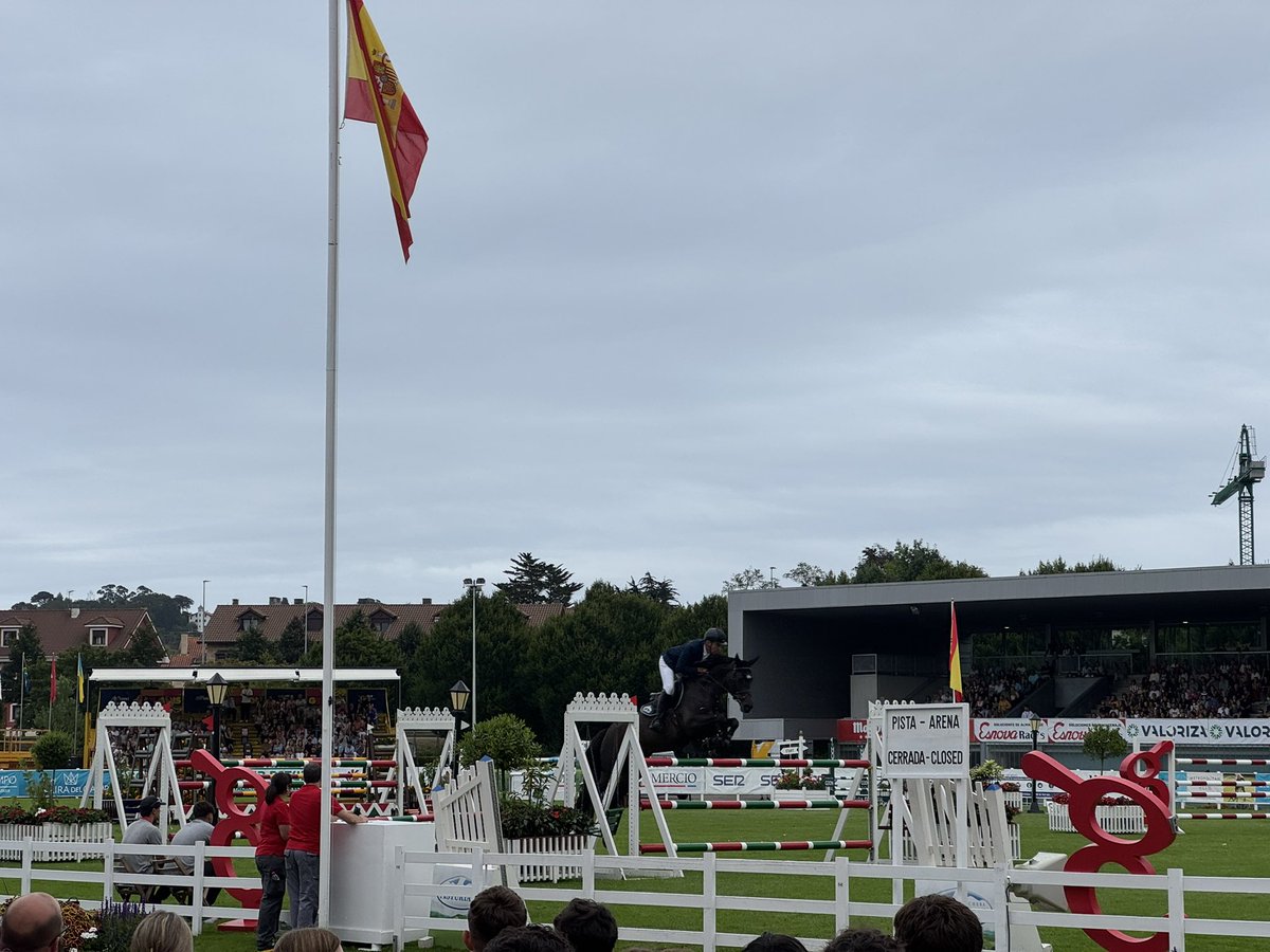 pablogijon's tweet image. No se entiende el verano en #Gijón sin el hípico. Uno de los clásicos por antonomasia del verano gijonés. Para ser el primer día muchísima gente en Las Mestas.

#CSIGijon #Asturias #Hipica
