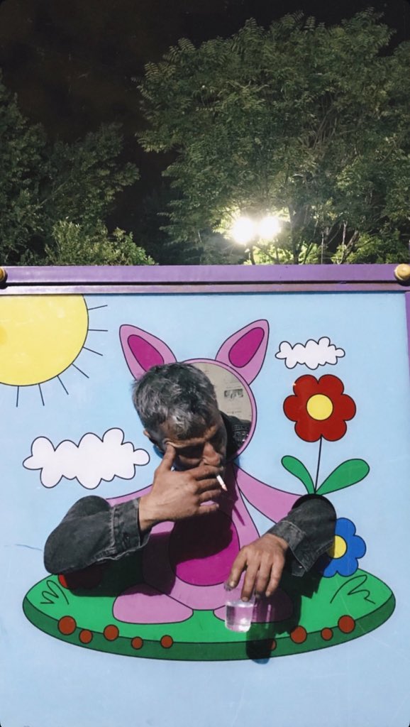 رفته بودیم پارک ملت چندتا بچه  بسیجی داشتن شربت شهادت پخش می کردن ، یه دونه برداشت رفت تو این قاب گفت یه عکس خسته قبل شهادت ازم بگیر…