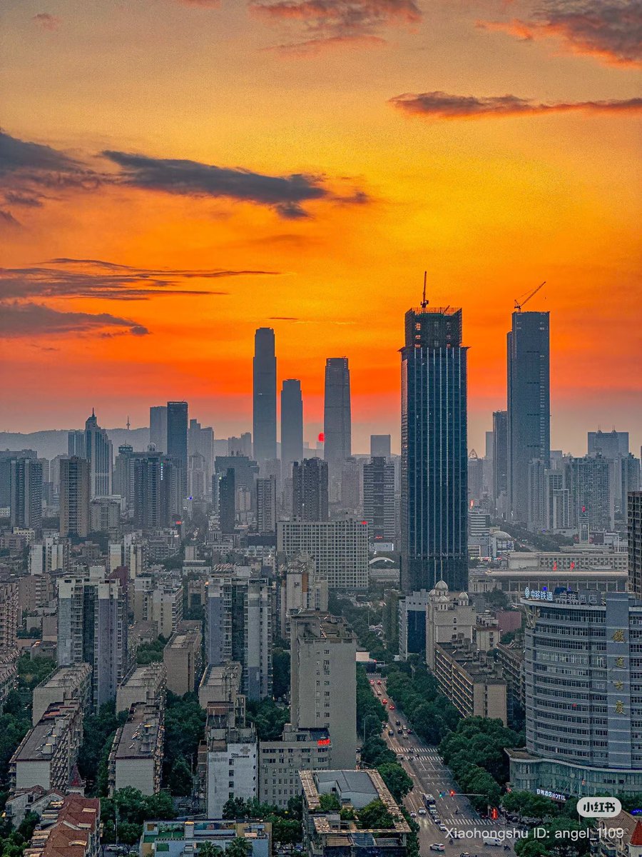 forfahskyx's tweet photo. จะบอกความดีงามของงานวันที 30 ให้ฟัง คืองานจัดบนชั้นดาดฟ้า Rooftop  ละโซนนี้ขึ้นชื่อว่าดูพระอาทิตย์ตกสวยมาก แกคิดดูช่วงวันแห่งความรัก  ได้ดูการแสดงพร้อมพระอาท���ตย์ตกกับฉางซาบอย โรแมนติกปิดเดือนสิงหาที่ดีที่สุดเท่านั้นไม่มีช้อยสอง (รูปวิวยืมเขามาให้เห็นภาพ) https://t.co/cQGYmzMEn6