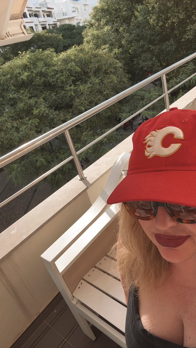SmileyYYC's tweet photo. Darker than a few days ago but still whiter than the average tweep ππ.
#Sunny #VitaminD #Flames #LadyClone #RackMe #SlideCity #JimRomeonX @jimrome @Producer_Tom @NHLFlames #BeachHair @A_Hahdee @LecheLorn #Portugal https://t.co/SmfTkm4AqH