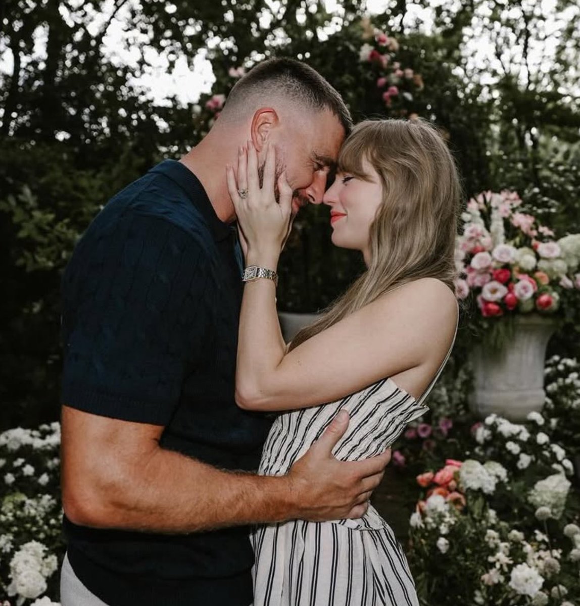 De la nada un día de Agosto te enteras que Taylor Swift se casa y crees que es bait hasta que ves QUE ELLA LO SUBIÓ, agosto ya no huele a sal, es puro olor floral a partir de hoy