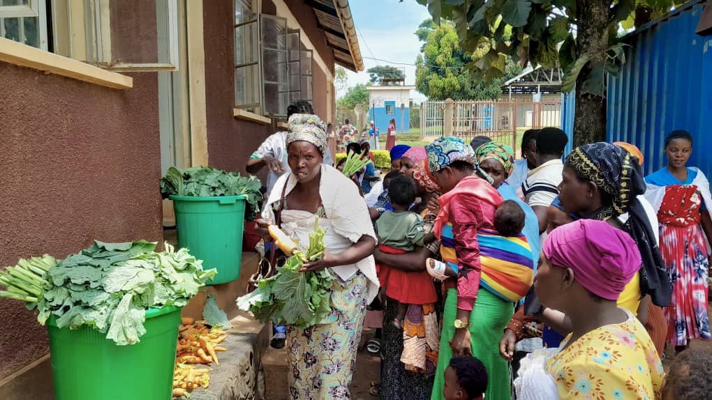 Hunger Fighters Uganda (@hungerfightersu) on Twitter photo <a href="/HungerFightersU/">Hunger Fighters Uganda</a> supported by <a href="/WFP_Uganda/">WFP Uganda</a>, held a nutrition sensitization & vegetable distribution at Kasonga HCIII in Kyangwali. 56 lactating mothers received bundles of carrots, onions, & spinach at immunization day. Focus was on balanced diets, food prep, & kitchen gardening. <a href="/HungerFightersU/">Hunger Fighters Uganda</a> supported by <a href="/WFP_Uganda/">WFP Uganda</a>, held a nutrition sensitization & vegetable distribution at Kasonga HCIII in Kyangwali. 56 lactating mothers received bundles of carrots, onions, & spinach at immunization day. Focus was on balanced diets, food prep, & kitchen gardening.