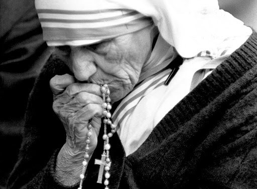 «No todos podemos hacer grandes cosas, pero podemos hacer pequeñas cosas con gran amor».

26 de agosto: nacimiento de Santa Madre Teresa de Calcuta