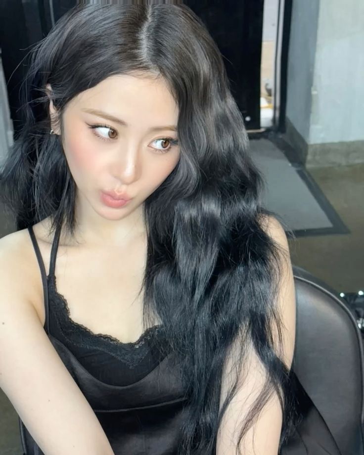 ynjncentric's tweet photo. love how elles constantly serving thee most iconic looks from yunjin https://t.co/rfUgIoisxu