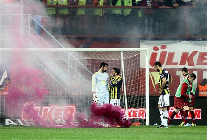 Kale direği,Meşale,Bıçak,Telefon, yağmur gibi su şişelerinin yağdığı deplasmandan çıkıyorduk , sizin ışık şovunuz bizi kesmez . Gelin amk çocukları sizi . <a href="/SLBenfica/">SL Benfica</a>